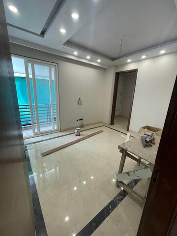 Room in 3 BHK Builder Floor at Sector 7 – for Rent