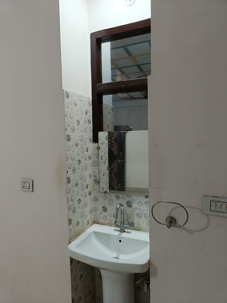 Bathroom, dda-residential-plots-sector-xxiii 2 Bedroom 750 Sq.Ft. Builder Floor In Sector 23 Dwarka Delhi 9018742
