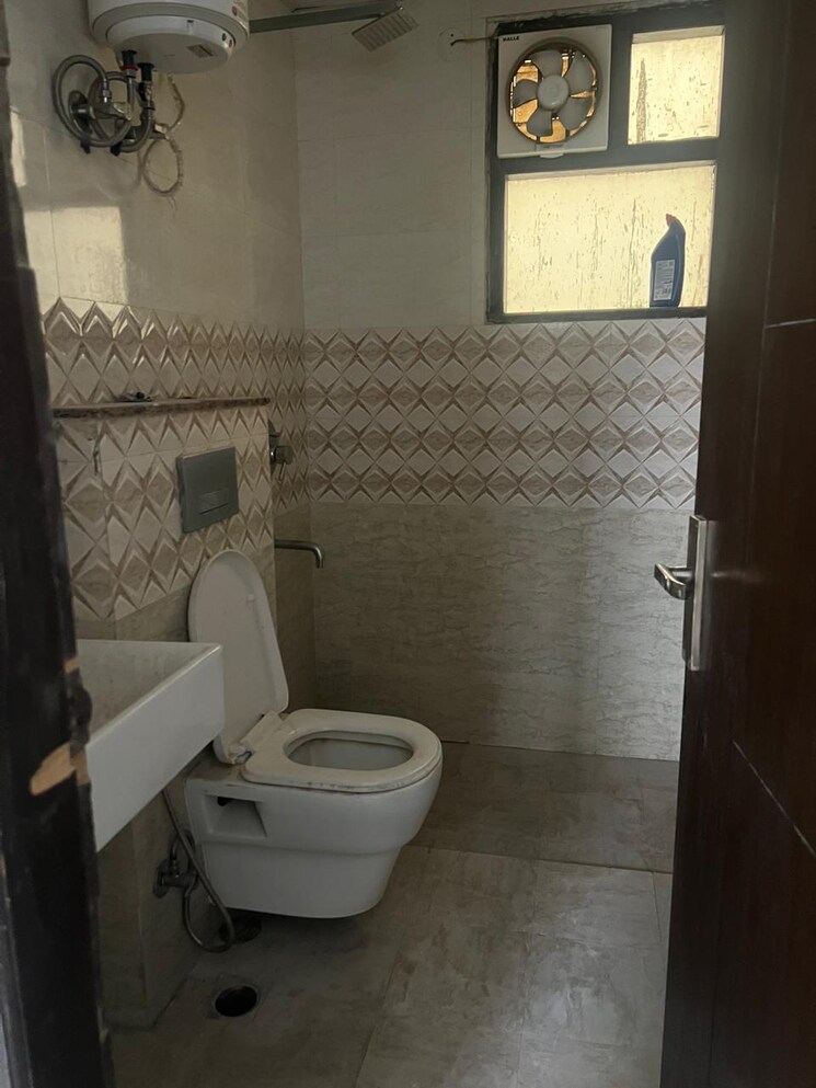 Bathroom, sushant-lok-2 3 Bedroom 2700 Sq.Ft. Builder Floor In Sector 57 Gurgaon 9018809