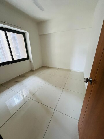 Room in 3 BHK Apartment at Naranpura – for Rent