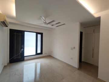 Room in 3 BHK Builder Floor at Defence Colony – for Rent