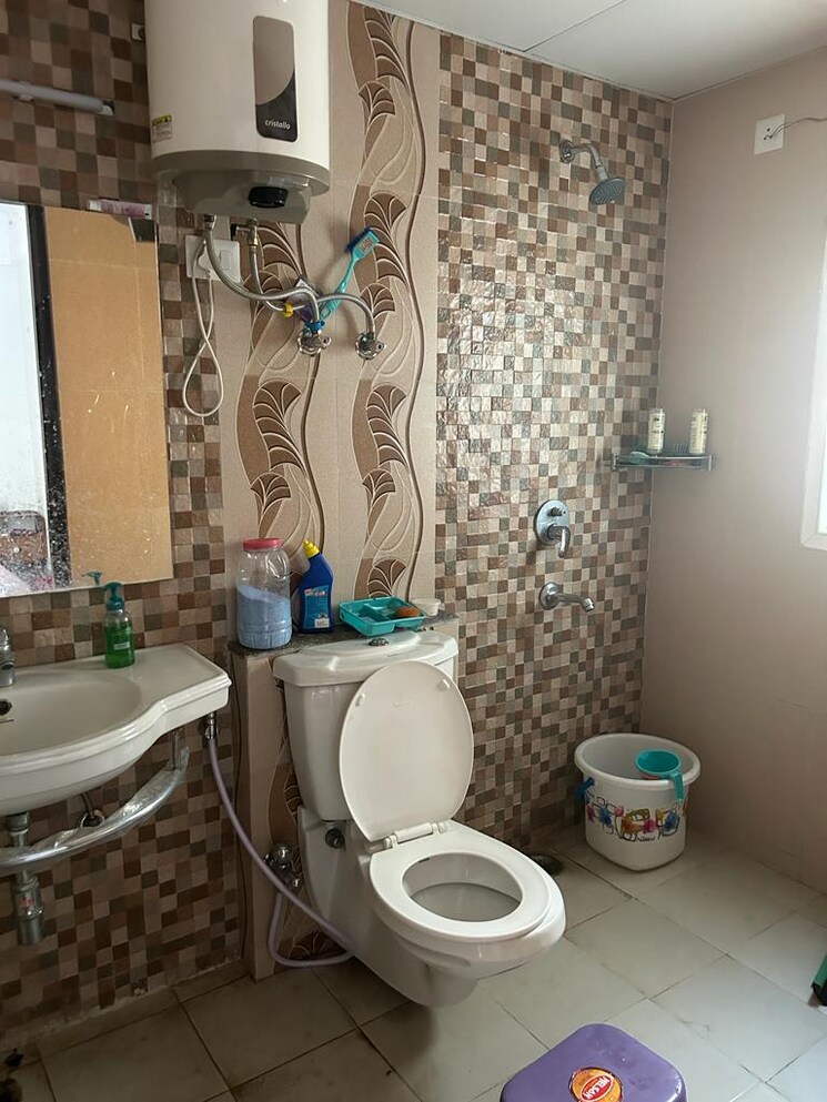 Bathroom, gamma i greater noida 2 Bedroom 120 Sq.Mt. Independent House In Gamma I Greater Noida Greater Noida 9018889