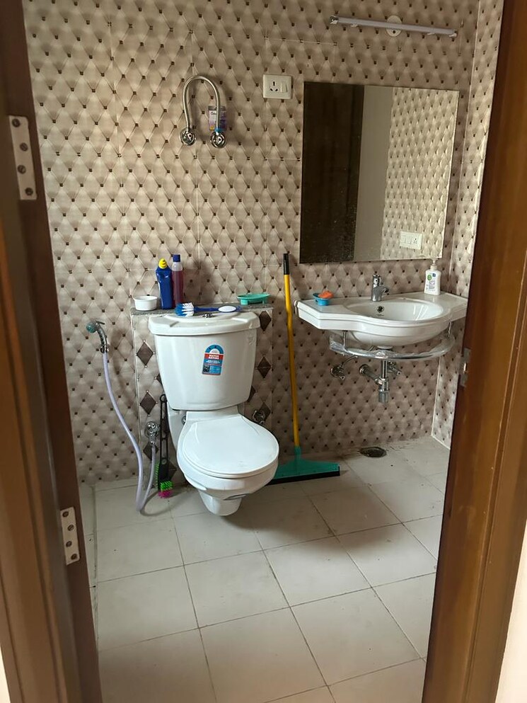 Bathroom, gamma i greater noida 2 Bedroom 120 Sq.Mt. Independent House In Gamma I Greater Noida Greater Noida 9018889