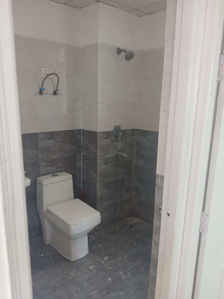 Bathroom, rho i greater noida 4 Bedroom 200 Sq.Mt. Independent House In Rho I Greater Noida Greater Noida 9018899