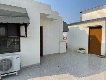Building Lobby in 6 BHK Villa at Vipul Tatvam Villas, Sector 48 – for Rent