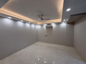 Room in 3 BHK Builder Floor at Nehru Enclave – for Rent