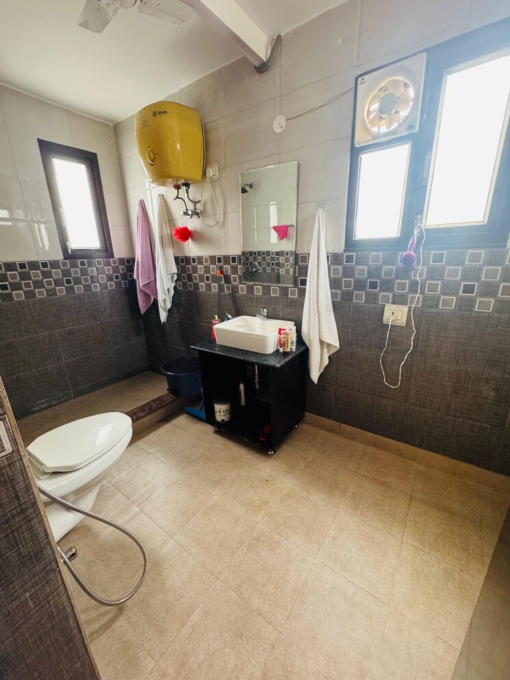  Parking, sarvodaya enclave 1.5 Bedroom 550 Sq.Ft. Builder Floor In Sarvodaya Enclave Delhi 9018979