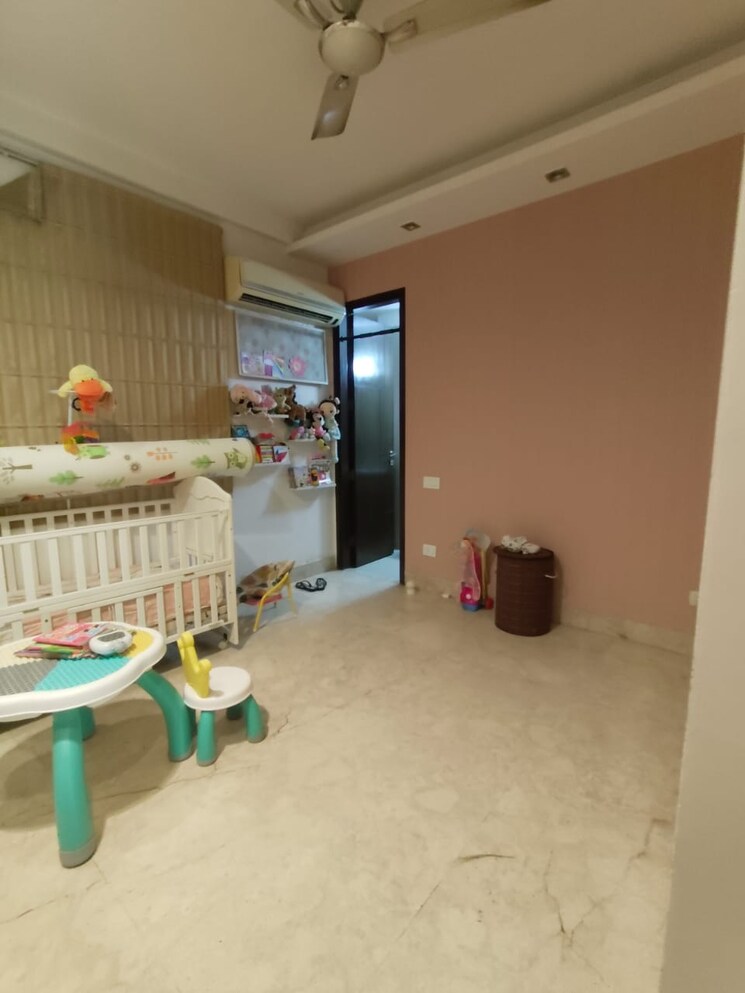  Parking, greater kailash part 3 3 Bedroom 217 Sq.Yd. Builder Floor In Greater Kailash Part 3 Delhi 9018982