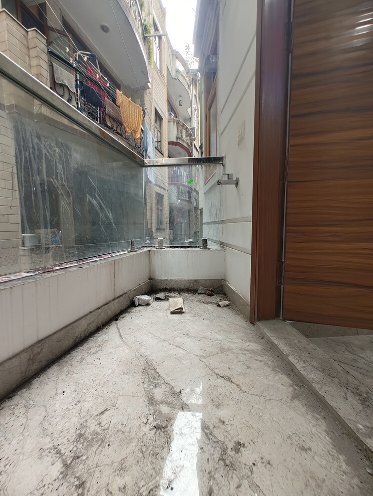 Balcony, govindpuri 3 Bedroom 100 Sq.Yd. Builder Floor In Govindpuri Delhi 9018998