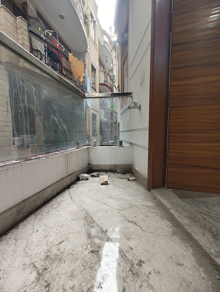 Balcony, govindpuri 3 Bedroom 100 Sq.Yd. Builder Floor In Govindpuri Delhi 9018998