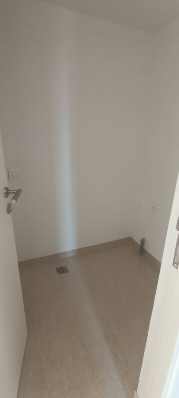 Room in 2 BHK Apartment at Hiranandani Estate, Ghodbunder Road – for Rent