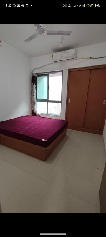 Room in 2 BHK Apartment at Kalpataru Paramount, Kapur Bawdi – for Rent