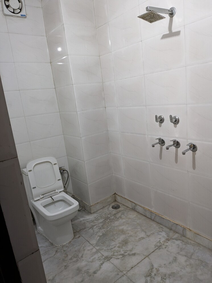 Bathroom, nirman vihar 2.5 Bedroom 100 Sq.Ft. Builder Floor In Nirman Vihar Delhi 9019151