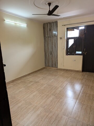 Room in 2.5 BHK Builder Floor at Nirman Vihar – for Rent