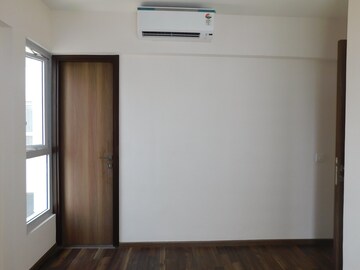 Room in 2 BHK Apartment at Piramal Vaikunth, Balkum Pada – for Sale