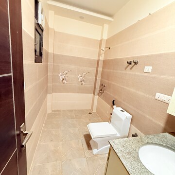 Team Area in 3.5 BHK Builder Floor at RWA Apartments Sector 108, Sector 108 – for Rent