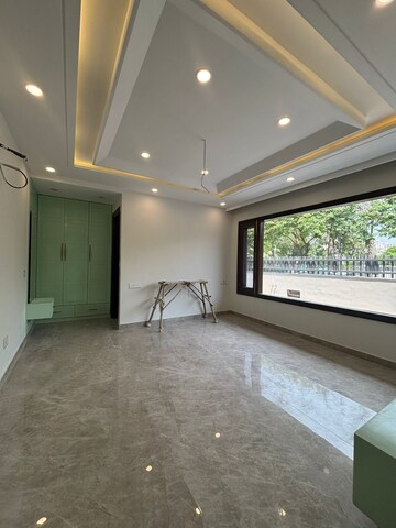 Room in 6 BHK Independent House at Sector 91 – for Sale