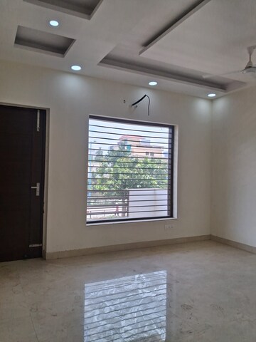 Room in 4 BHK Builder Floor at Sector 28 – for Rent