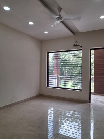 Room in 4 BHK Builder Floor at Sector 28 – for Rent