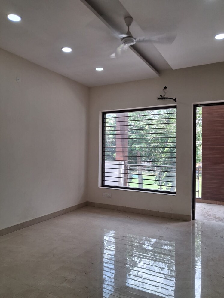 Room, sector 28 4 Bedroom 350 Sq.Yd. Builder Floor In Sector 28 Faridabad 9019521