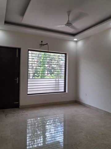 Room in 4 BHK Builder Floor at Sector 28 – for Rent