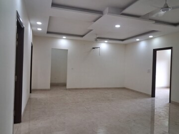 Room in 4 BHK Builder Floor at Sector 28 – for Rent