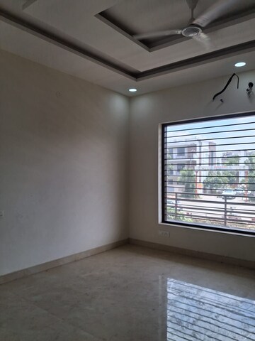 Room in 4 BHK Builder Floor at Sector 28 – for Rent