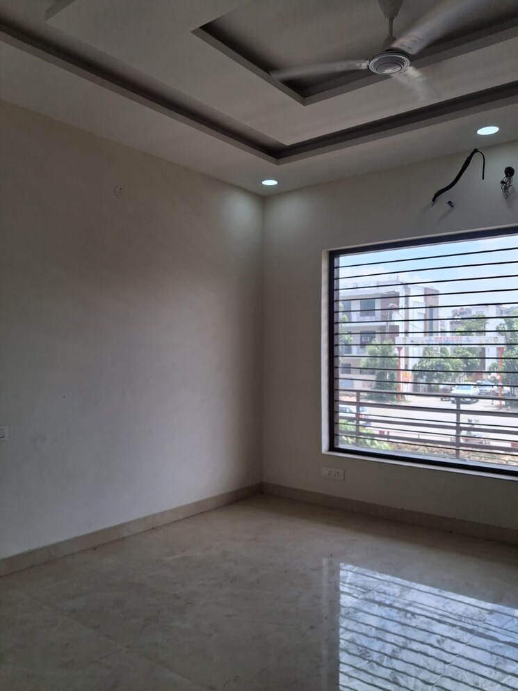 Room, sector 28 4 Bedroom 350 Sq.Yd. Builder Floor In Sector 28 Faridabad 9019521