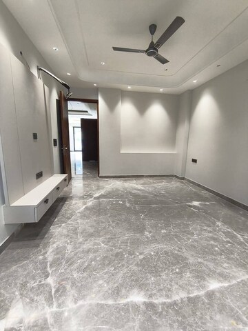Building Lobby in 5 BHK Builder Floor at Green Wood City, Sector 45 – for Sale
