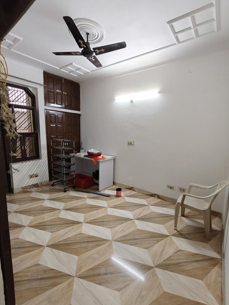  Parking, indra-complex 4 Bedroom 210 Sq.Yd. Independent House In Sector 87 Faridabad 9019845