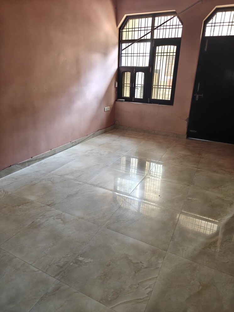 Room, indra-complex 4 Bedroom 210 Sq.Yd. Independent House In Sector 87 Faridabad 9019845