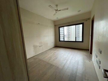 Room in 5 BHK Apartment at Rustomjee Elements, Andheri West – for Rent