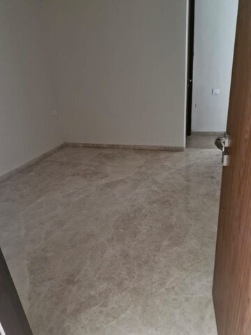 Room in 5 BHK Apartment at Omkar Alta Monte, Malad East – for Rent