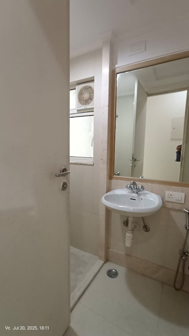 Bathroom, hiranandani-meadows 3 Bedroom 1345 Sq.Ft. Apartment In Manpada Thane 9019956