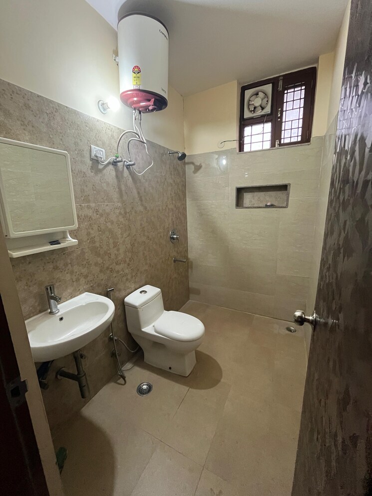 Bathroom, sector 23 1 Bedroom 160 Sq.Yd. Builder Floor In Sector 23 Gurgaon 9019946