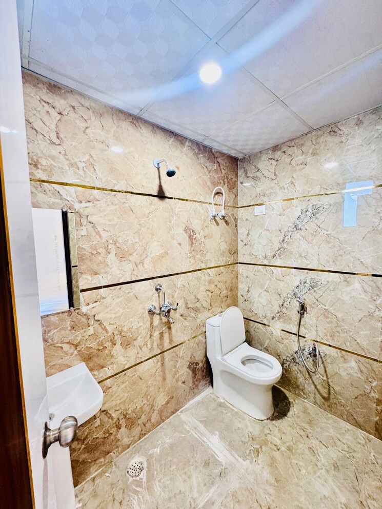 Bathroom, sector 73 2 Bedroom 1100 Sq.Ft. Builder Floor In Sector 73 Noida 9019962