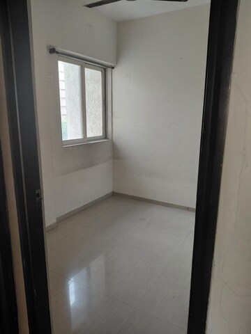 Room in 2.5 BHK Apartment at Rosa Gardenia, Ghodbunder Road – for Rent