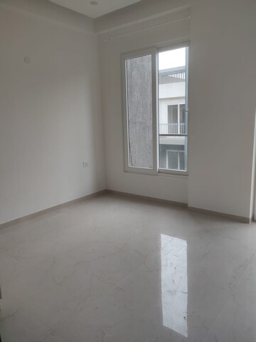 Room in 3 BHK Apartment at Smart World Orchard, Sector 61 – for Rent
