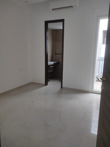 Room in 3 BHK Apartment at Smart World Orchard, Sector 61 – for Rent