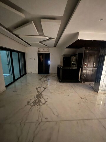 Parking in 6 BHK Villa at Versova – for Rent