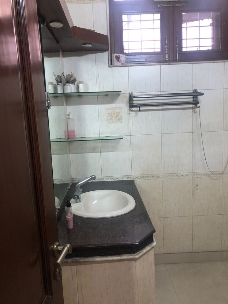 Bathroom, rajouri garden 3 Bedroom 200 Sq.Yd. Builder Floor In Rajouri Garden Delhi 9020081