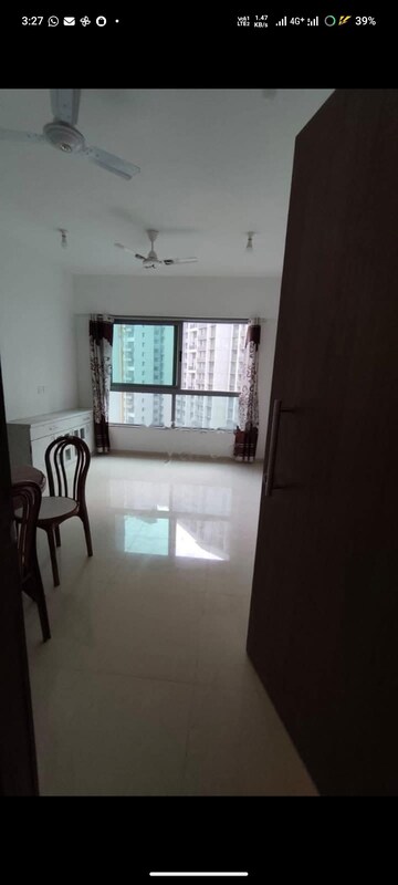 Room in 2 BHK Apartment at Kalpataru Paramount, Kapur Bawdi – for Rent