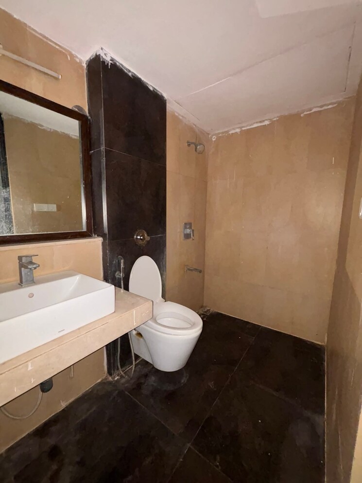 Attached Bathroom, lodha-splendora 2.5 Bedroom 1050 Sq.Ft. Apartment In Ghodbunder Road Thane 9020066