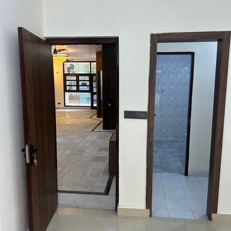 Room, sector 14 3 Bedroom 250 Sq.Yd. Independent House In Sector 14 Gurgaon 9020087