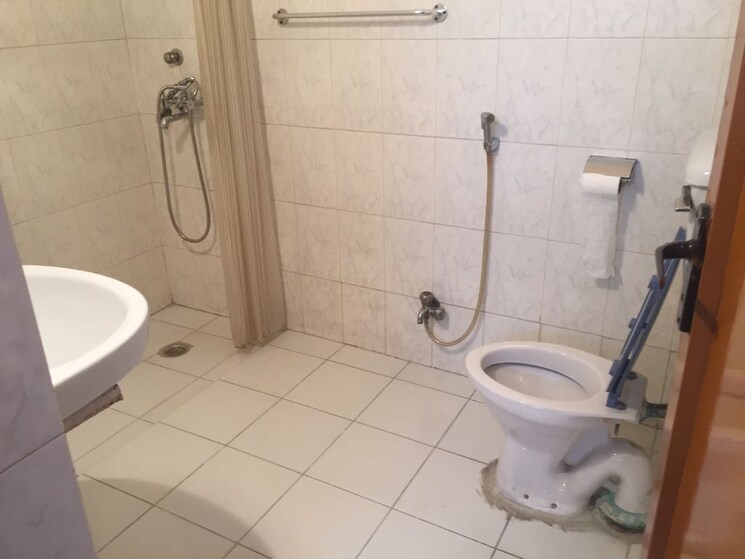 Bathroom, lajpat nagar i 1 Bedroom 100 Sq.Yd. Builder Floor In Lajpat Nagar I Delhi 9020137