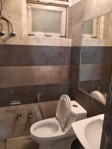 Bathroom in 3.5 BHK Apartment at Ardee City The Residency, Sector 52 – for Rent