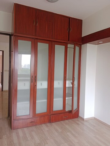 Room in 4 BHK Apartment at Hiranandani Gardens Octavius, Powai – for Rent