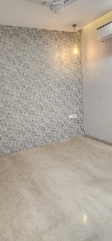 Room in 3 BHK Builder Floor at Sector 43 – for Rent