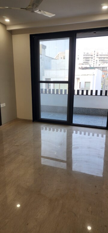 Room in 3 BHK Builder Floor at Sector 43 – for Rent