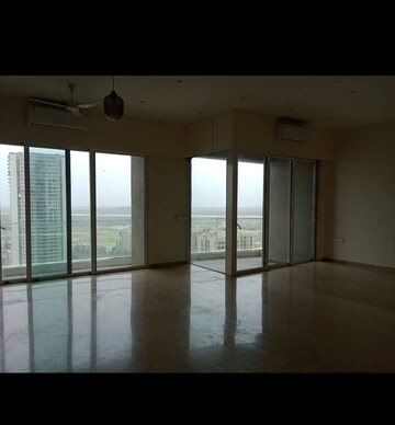 Room in 5 BHK Apartment at Windsor Grande Residences, Andheri West – for Rent